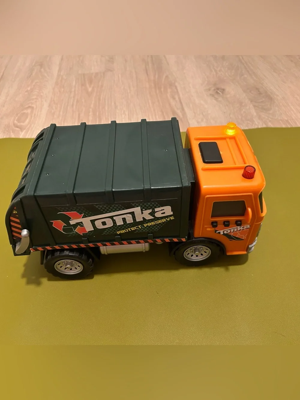 Tonka Protect Preserve Recycling Garbage Truck Orange Green Lights & Sounds 2010